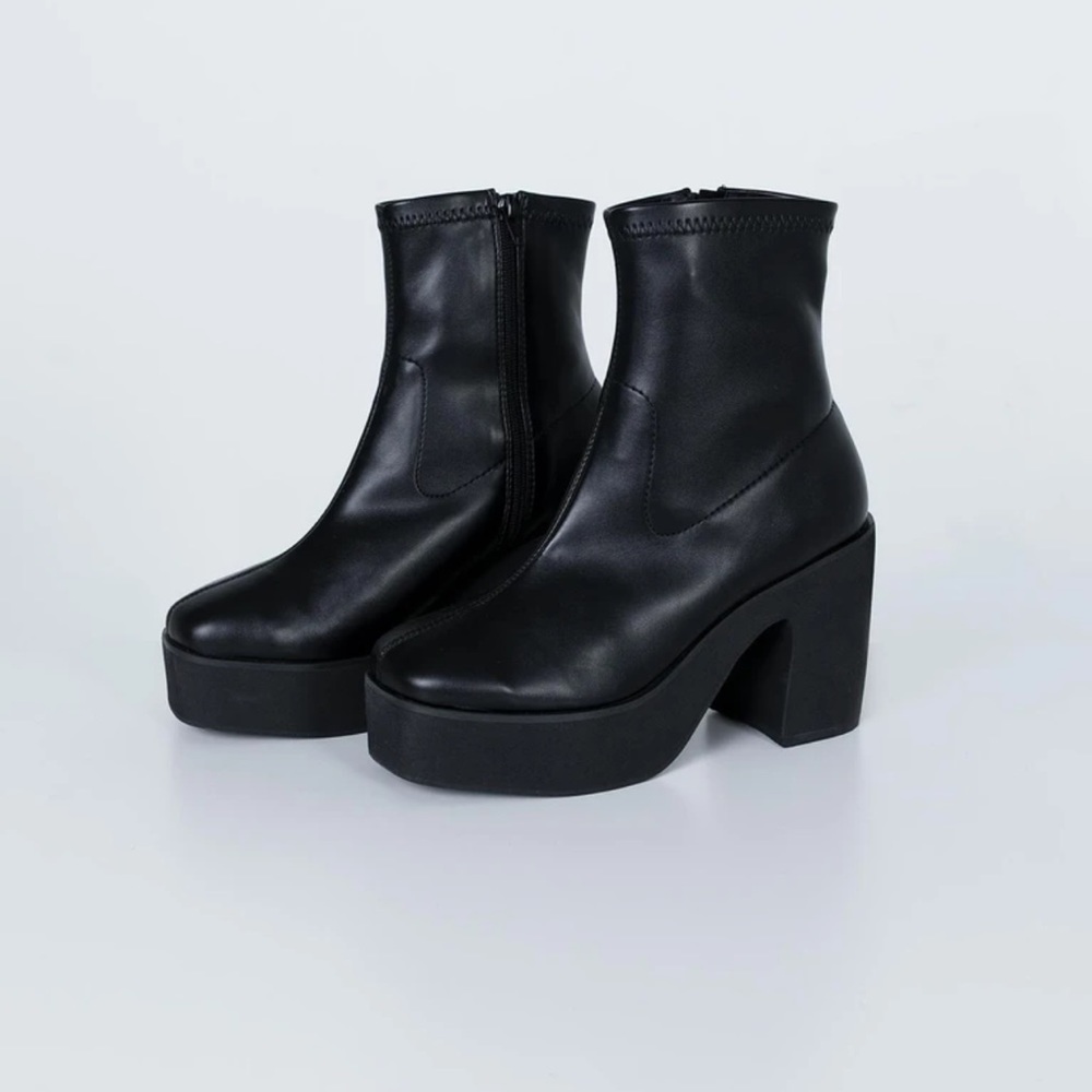 Princess Polly Stillwater Platform Boots in Black